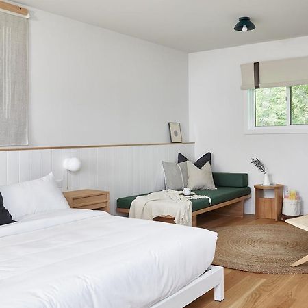 Somewhere Inn Calabogie Екстериор снимка